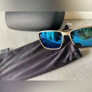 Oakley Tincan Sunglasses OO4082-04 Light (Silver) /Ice Iridium Perfect Condition